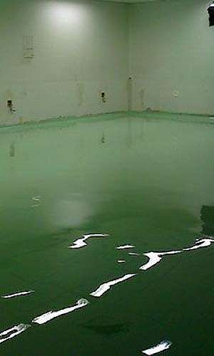 Aplicação de epóxi autonivelante Aplicação de epóxi autonivelante