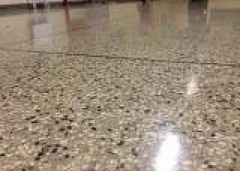 Aplicação de granilite no piso