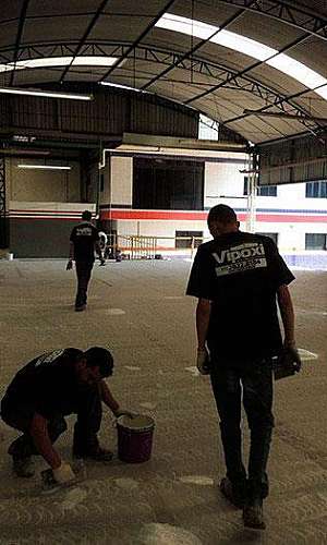 Pintura epóxi em piso de concreto Pintura epóxi em piso de concreto